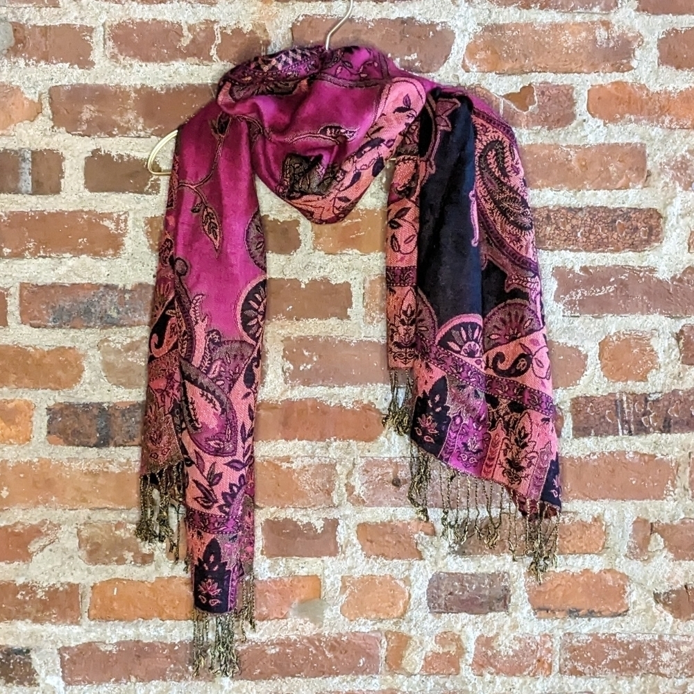 Stunning Paisley 72"x28"‎ Scarf w/ Fringe